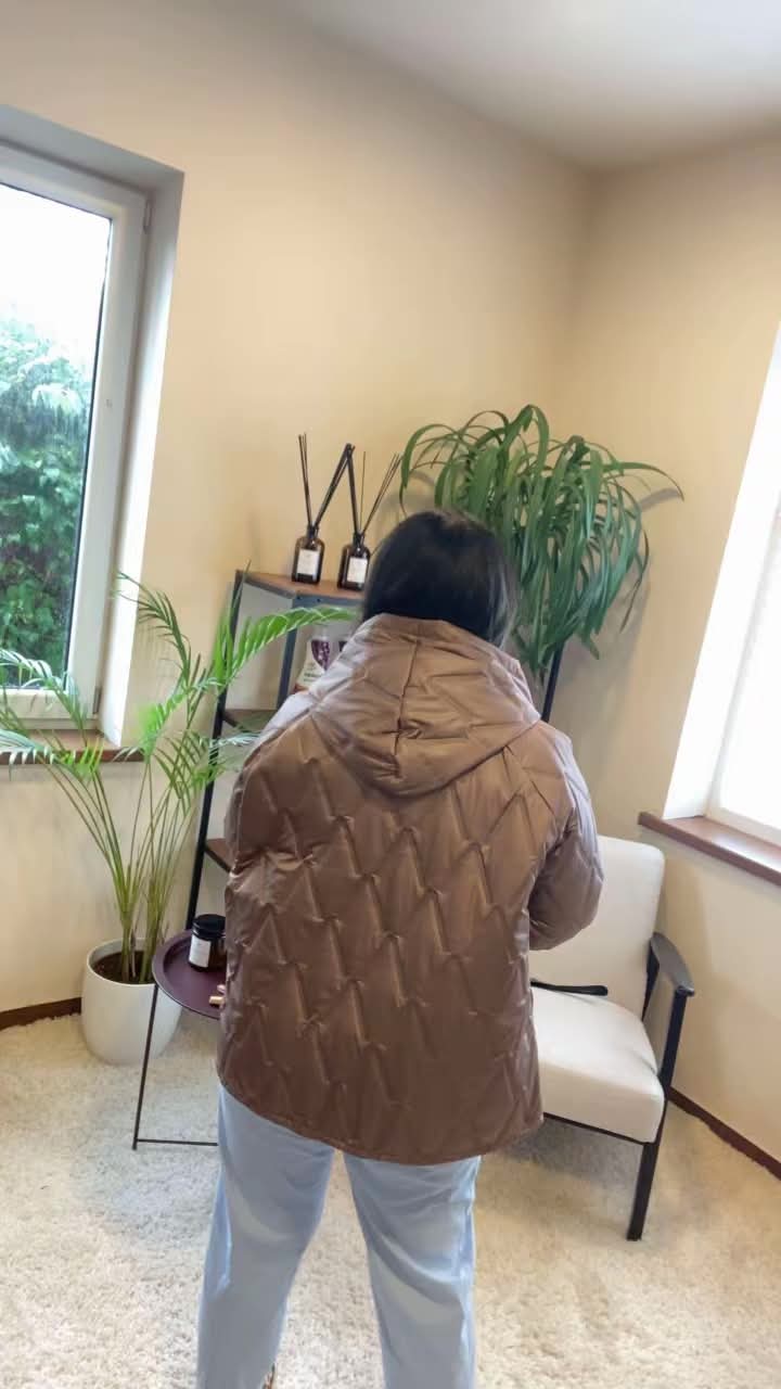 Auksinė dygsniuota striukė su gobtuvu