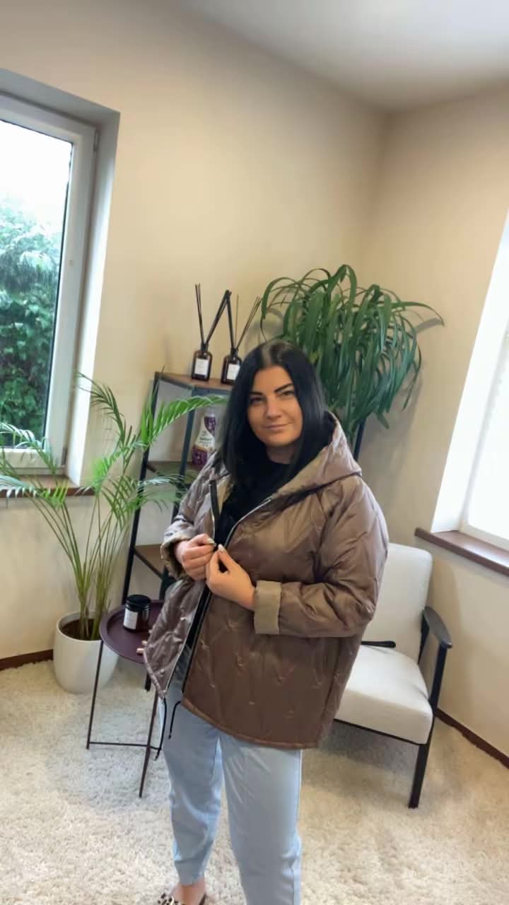 Auksinė dygsniuota striukė su gobtuvu