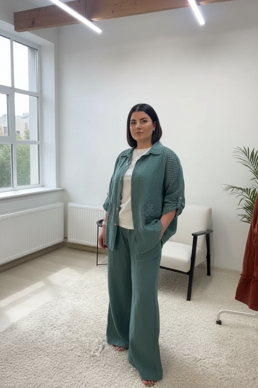 Lininis kostiumėlis su įsiuvinėjimais | Žalia